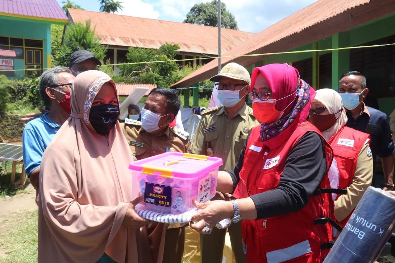 Bupati Majene Dampingi Wagub Sulbar serahkan Bantuan Kepada Warga di Pengungsian Desa Kabiraan